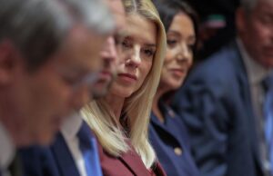 Trump demitiu Pam Bondi após um tumultuado mandato de 14 meses como procurador-geral