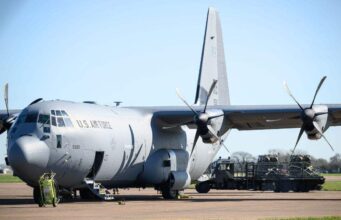 Um homem supostamente atacou uma aeronave militar dos EUA com um machado no aeroporto de Shannon