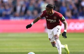 Roma assiste Crysencio Summerville, do West Ham