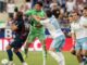Esteban Andrada enlouqueceu e desferiu um duro golpe em um rival em uma finalização escandalosa em Huesca x Zaragoza