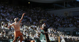 Djokovic luta no Aberto da França enquanto Rybakina desiste em derrota surpresa