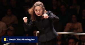 O maestro Elim Chan, nascido em Hong Kong, tornou-se a primeira mulher a liderar a Sinfônica de São Francisco