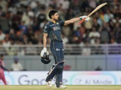 O capitão indiano aguarda o lançador rápido australiano na final do IPL.