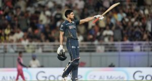 O capitão indiano aguarda o lançador rápido australiano na final do IPL.