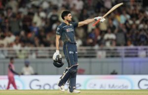 O capitão indiano aguarda o lançador rápido australiano na final do IPL.