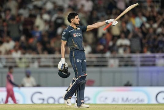 O capitão indiano aguarda o lançador rápido australiano na final do IPL.