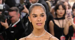 Misty Copeland, 43, usa a fragrância Ultimate Rich Girl da marca francesa Amal Clooney, 48