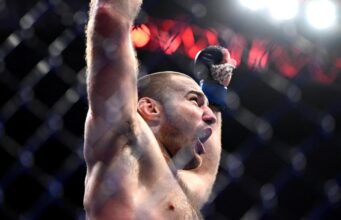 Strickland enfrentou Chemayev e reconquistou o cinturão dos médios do UFC