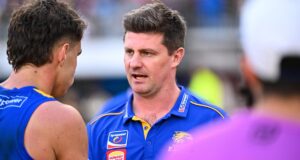 O técnico do West Coast Eagles, Andrew McQualter, diz que sentiu o calor desde o primeiro dia, à medida que a pressão em sua recuperação aumentava.