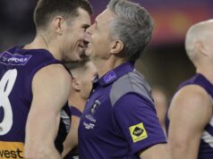 O técnico do Fremantle, Justin Longmire, elogia a preparação física de Dockers enquanto o ataque do último quarto derruba Hawthorn