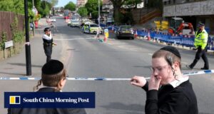 Um homem foi preso por tentativa de homicídio após esfaquear judeus em Londres.