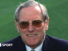 MJK Smith: Ex-capitão do Warwickshire e da Inglaterra morre aos 92 anos