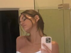 Kaia Gerber ficou sem sutiã e exibiu a parte inferior dos seios com uma mini regata transparente e calcinha de biquíni