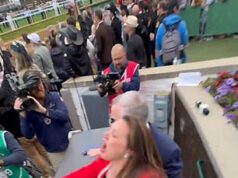 Momento emocionante Cherie DeVaux comemora sua vitória no Kentucky Derby depois de se tornar a primeira treinadora feminina a vencer a corrida icônica
