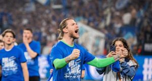 Ex-jogador do Liverpool comemora promoção da segunda divisão enquanto sua esposa glamorosa revela que ele quase desistiu do jogo após o pesadelo da Liga dos Campeões