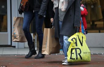 A High Street está em crise, pois o número de compradores cai 10%, a maior queda desde o bloqueio da Covid