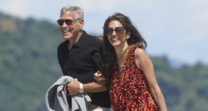 George Clooney e sua esposa Amal, 48, comemoraram seu 65º aniversário em Saint-Tropez e pareciam mais apaixonados do que nunca