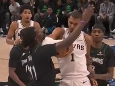 Victor Wembanyama EXPULSADO após dar uma cotovelada na garganta do oponente em um importante jogo dos playoffs da NBA