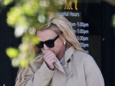 Britney Spears é flagrada com pernas machucadas após noite de festa em restaurante e loja de bebidas