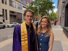 O filho de Reese Witherspoon, Deacon Phillippe, compartilha foto de família da formatura da NYU