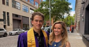 O filho de Reese Witherspoon, Deacon Phillippe, compartilha foto de família da formatura da NYU
