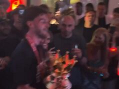 A grande noite do Arsenal com o troféu: rap de Declan Rice, apresentação de ‘North London Forever’ – e uma noite mais cedo do que da última vez! Como os campeões comemoram em um local onde o vinho pode custar £ 56.000