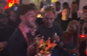 A grande noite do Arsenal com o troféu: rap de Declan Rice, apresentação de ‘North London Forever’ – e uma noite mais cedo do que da última vez! Como os campeões comemoram em um local onde o vinho pode custar £ 56.000