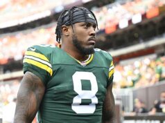O astro da NFL Josh Jacobs, 28, se entregou à polícia ao ser preso por CINCO acusações de violência doméstica