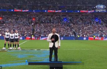 O cantor do hino nacional do State of Origin, Robbie Mortimer, se tornou viral quando muitos fãs elogiaram sua performance nas redes sociais