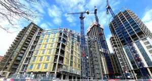 Milhares de novas casas sendo construídas em Londres estão VAZIAS, pois taxas de serviço, impostos e preços altos desencorajam compradores e investidores
