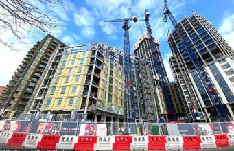 Milhares de novas casas sendo construídas em Londres estão VAZIAS, pois taxas de serviço, impostos e preços altos desencorajam compradores e investidores
