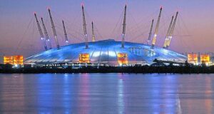 O aço britânico destruído de Miliband, explodindo os construtores do Millennium Dome