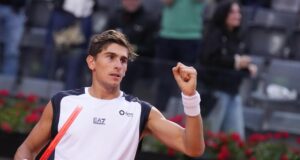 Nas internacionais da Itália, Arnold vence De Minaur. Presentes cansados para serem removidos. Djokovic fora