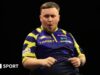 Resultados da Premier League Darts 2026: Luke Littler venceu Luke Humphreys pela sexta vitória recorde em Leeds