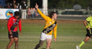 Os Tigres se gabam tarde para parar o trem em um confronto de times invictos