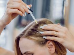 Este soro para couro cabeludo que engrossa a juba reverteu 3 anos de estresse "perda de cabelo," De acordo com compradores na faixa dos 60 anos