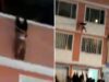 A criança caiu da varanda depois que o pai saiu para comprar cigarros