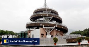 Uma pessoa morreu após uma queda suspeita da Spiral Lookout Tower de Hong Kong.