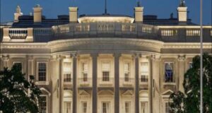 Ringue de luta pela Casa Branca para comemorar o aniversário de Trump nos EUA