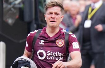 Cam Devlin, da Austrália, captura imagens emocionantes enquanto o Hearts supera o desafio do Celtic