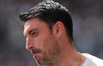 O Eintracht Frankfurt realizou uma reunião crítica sobre o futuro de Riera antes da partida contra o Dortmund