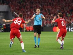 Diretor-geral do Bayern questionou o árbitro João Pinheiro após a eliminação da Liga dos Campeões contra o PSG