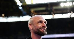 O livro sente que Guirassy “realmente quer ficar em Dortmund”, apesar dos rumores de uma mudança.