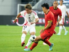 Gladbach lidera o Dortmund na corrida pelo meio-campista japonês