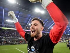 “Somos todos festeiros esta noite!” – Dennis Seimen sobre a promoção do Paderborn à Bundesliga