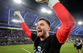“Somos todos festeiros esta noite!” – Dennis Seimen sobre a promoção do Paderborn à Bundesliga