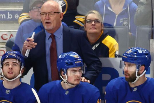 Sabres recompensam treinador Roof com extensão de 2 anos