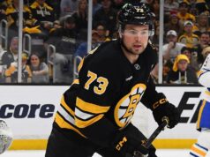 Charlie McAvoy dos Bruins foi expulso por um golpe violento em Zach Benson