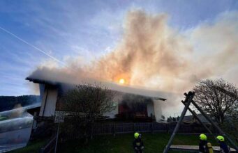 Um grande incêndio no Lago Resia: uma garagem em chamas – FOTO – Venosta