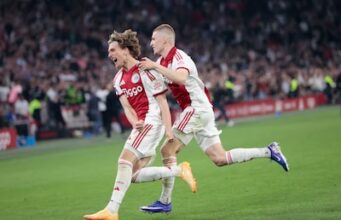 O Ajax ainda tem esperanças na Liga dos Campeões graças ao golo tardio de Mika. Deuses no jogo contra o PSV
